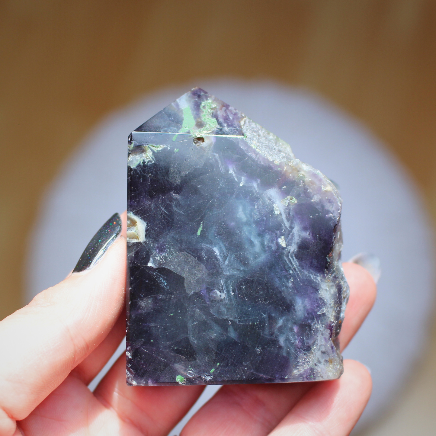 Cette tranche de  fluorine semi-polie multicolore naturelle d'excellente qualité AA+, séduit par ses teintes envoûtantes allant du violet au vert . Symbole  de clarté mentale, cet pièce en fluorine est parfaite pour apaiser l’esprit ou accompagner la concentration