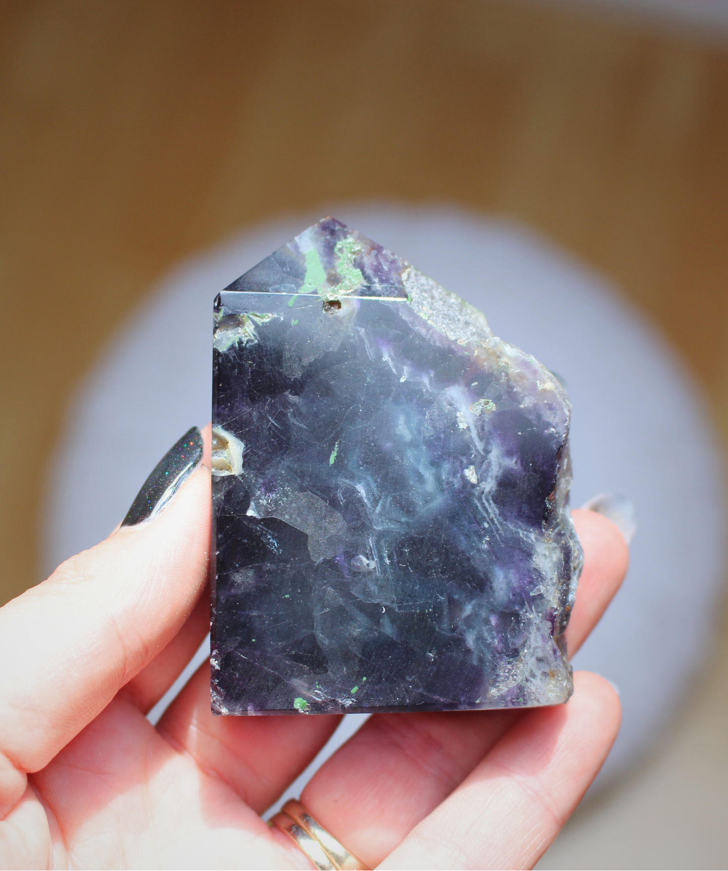 Cette tranche de  fluorine semi-polie multicolore naturelle d'excellente qualité AA+, séduit par ses teintes envoûtantes allant du violet au vert . Symbole  de clarté mentale, cet pièce en fluorine est parfaite pour apaiser l’esprit ou accompagner la concentration