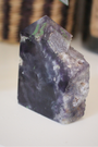 Cette tranche de  fluorine semi-polie multicolore naturelle d'excellente qualité AA+, séduit par ses teintes envoûtantes allant du violet au vert . Symbole  de clarté mentale, cet pièce en fluorine est parfaite pour apaiser l’esprit ou accompagner la concentration