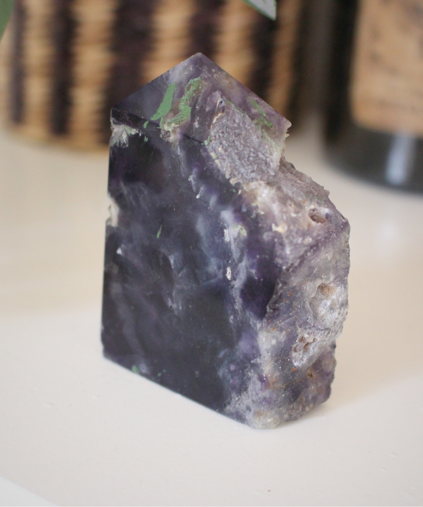 Cette tranche de  fluorine semi-polie multicolore naturelle d'excellente qualité AA+, séduit par ses teintes envoûtantes allant du violet au vert . Symbole  de clarté mentale, cet pièce en fluorine est parfaite pour apaiser l’esprit ou accompagner la concentration