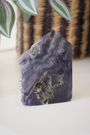 Cette tranche de  fluorine semi-polie multicolore naturelle d'excellente qualité AA+, séduit par ses teintes envoûtantes allant du violet au vert . Symbole  de clarté mentale, cet pièce en fluorine est parfaite pour apaiser l’esprit ou accompagner la concentration