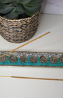 Porte-encens 7 chakras artisanal tibétainf abriqué à la main au cœur de l’Inde. 

Bien plus qu’un simple objet décoratif, ce porte-encens est un symbole spirituel. Chaque motif représente l’un des sept chakras, favorisant l’alignement énergétique, l’harmonie intérieure et l’élévation spirituelle.

Il devient ainsi un outil de méditation et de pleine conscience, vous accompagnant dans vos rituels, prières ou séances de yoga, tout en apportant une touche authentique et sacrée à votre intérieur.