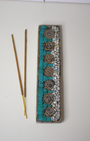 Porte-encens 7 chakras artisanal tibétainf abriqué à la main au cœur de l’Inde. 

Bien plus qu’un simple objet décoratif, ce porte-encens est un symbole spirituel. Chaque motif représente l’un des sept chakras, favorisant l’alignement énergétique, l’harmonie intérieure et l’élévation spirituelle.

Il devient ainsi un outil de méditation et de pleine conscience, vous accompagnant dans vos rituels, prières ou séances de yoga, tout en apportant une touche authentique et sacrée à votre intérieur.