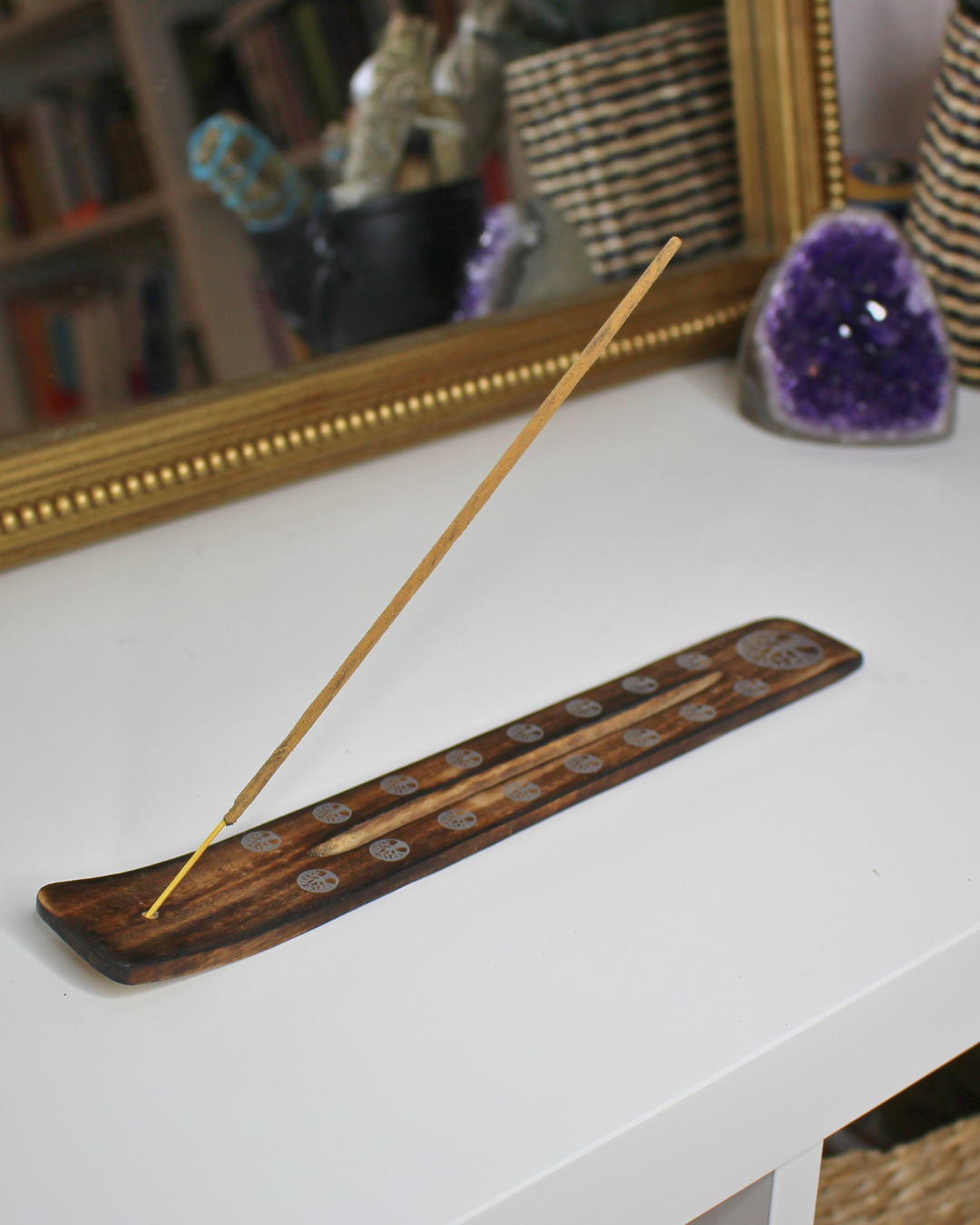 Porte-encens artisanal en bois de manguier sculpté, effet brulé. motifs imprimé Un allié de vos médiations, relaxations et rituels spirituels ou tout simplement pour vous aider à parfumer votre espace à l'encens.