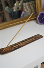 Porte-encens artisanal en bois de manguier sculpté, effet brulé. motifs imprimé Un allié de vos médiations, relaxations et rituels spirituels ou tout simplement pour vous aider à parfumer votre espace à l'encens.