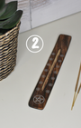 Porte-encens artisanal en bois de manguier sculpté, effet brulé. motifs imprimé Un allié de vos médiations, relaxations et rituels spirituels ou tout simplement pour vous aider à parfumer votre espace à l'encens.