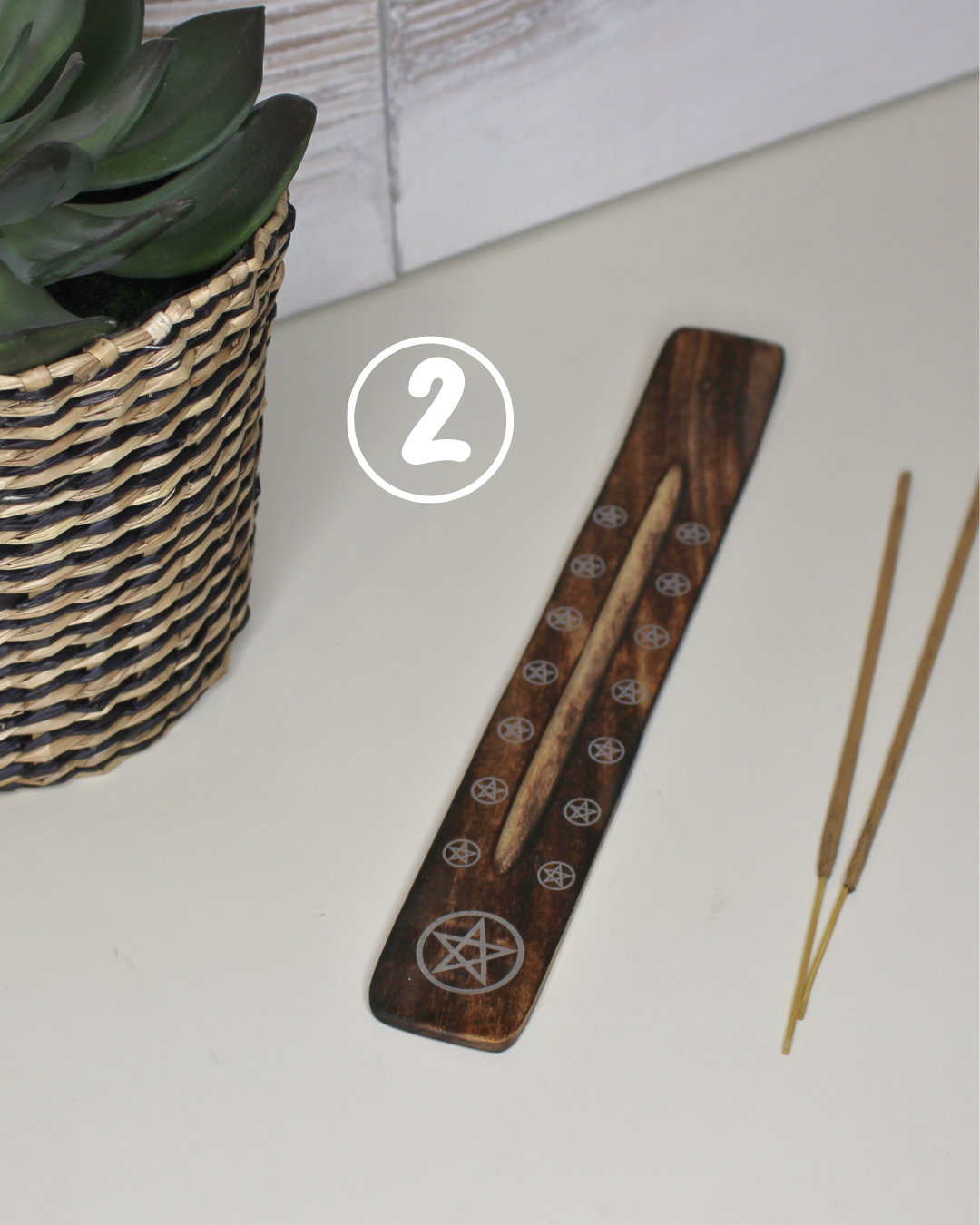 Porte-encens artisanal en bois de manguier sculpté, effet brulé. motifs imprimé Un allié de vos médiations, relaxations et rituels spirituels ou tout simplement pour vous aider à parfumer votre espace à l'encens.