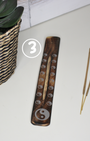 Porte-encens artisanal en bois de manguier sculpté, effet brulé. motifs imprimé yin yang. Un allié de vos médiations, relaxations et rituels spirituels ou tout simplement pour vous aider à parfumer votre espace à l'encens.