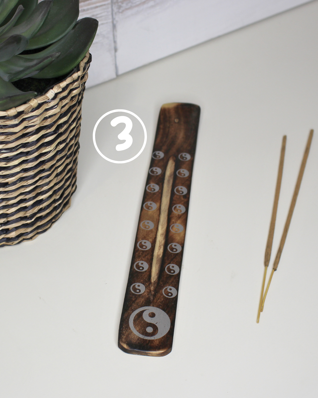 Porte-encens artisanal en bois de manguier sculpté, effet brulé. motifs imprimé yin yang. Un allié de vos médiations, relaxations et rituels spirituels ou tout simplement pour vous aider à parfumer votre espace à l'encens.