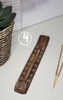 Porte-encens artisanal en bois de manguier sculpté, effet brulé. motifs imprimé Un allié de vos médiations, relaxations et rituels spirituels ou tout simplement pour vous aider à parfumer votre espace à l'encens.

