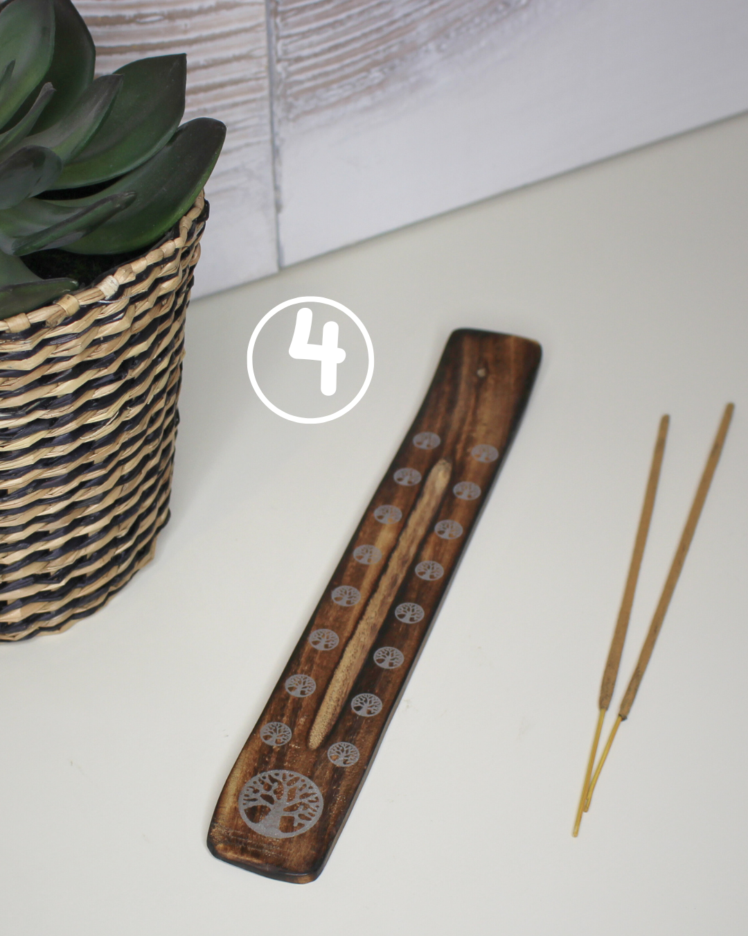 Porte-encens artisanal en bois de manguier sculpté, effet brulé. motifs imprimé Un allié de vos médiations, relaxations et rituels spirituels ou tout simplement pour vous aider à parfumer votre espace à l'encens.


