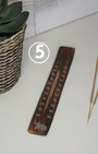 Porte-encens artisanal en bois de manguier sculpté, effet brulé. motifs imprimé éléphant. Un allié de vos médiations, relaxations et rituels spirituels ou tout simplement pour vous aider à parfumer votre espace à l'encens.
