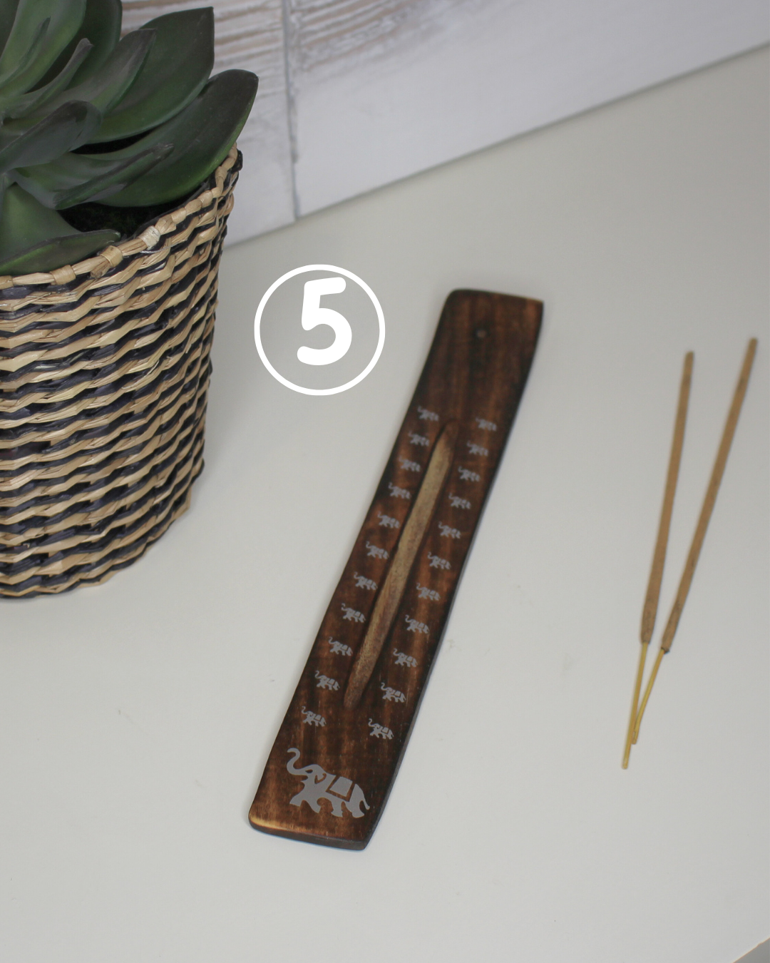 Porte-encens artisanal en bois de manguier sculpté, effet brulé. motifs imprimé éléphant. Un allié de vos médiations, relaxations et rituels spirituels ou tout simplement pour vous aider à parfumer votre espace à l'encens.

