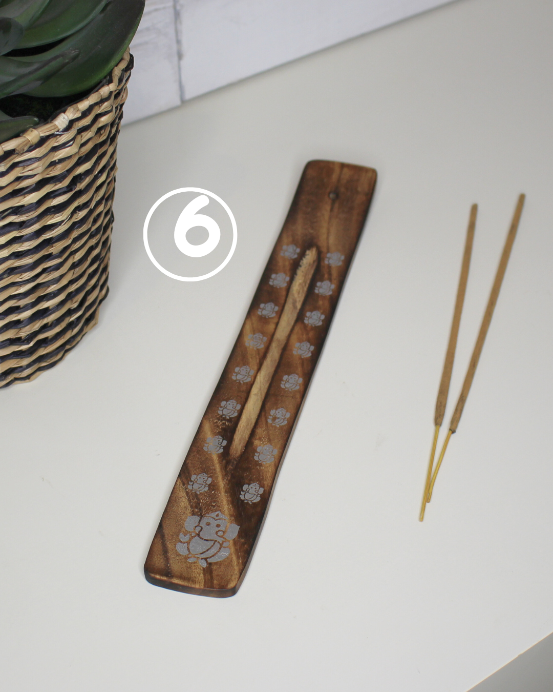 Porte-encens artisanal en bois de manguier sculpté, effet brulé. motifs imprimé Un allié de vos médiations, relaxations et rituels spirituels ou tout simplement pour vous aider à parfumer votre espace à l'encens.