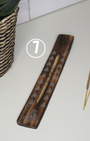 Porte-encens artisanal en bois de manguier sculpté, effet brulé. motifs imprimé bouddha. Un allié de vos médiations, relaxations et rituels spirituels ou tout simplement pour vous aider à parfumer votre espace à l'encens.