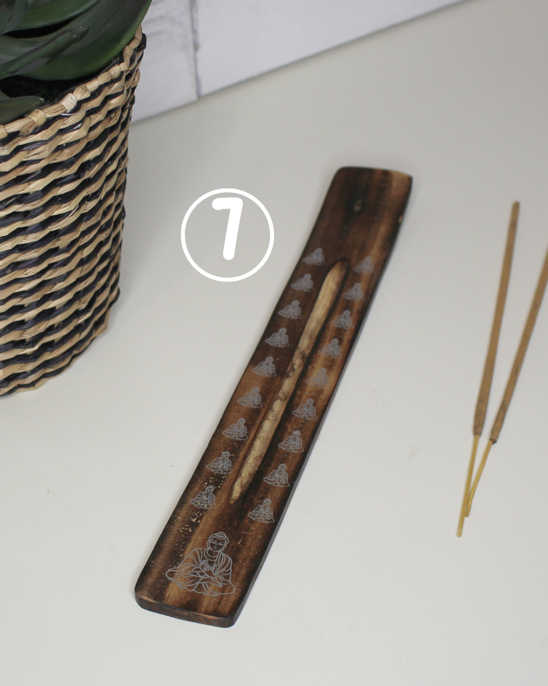 Porte-encens artisanal en bois de manguier sculpté, effet brulé. motifs imprimé bouddha. Un allié de vos médiations, relaxations et rituels spirituels ou tout simplement pour vous aider à parfumer votre espace à l'encens.