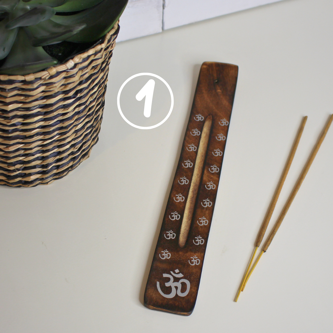 Porte-encens artisanal en bois de manguier sculpté, effet brulé. motifs imprimé Ôm. Un allié de vos médiations, relaxations et rituels spirituels ou tout simplement pour vous aider à parfumer votre espace à l'encens.