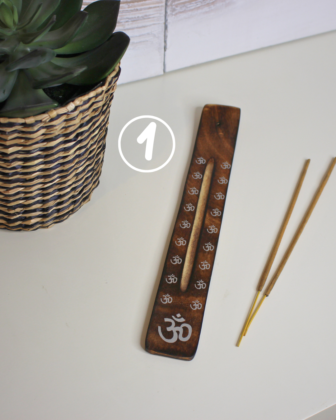 Porte-encens artisanal en bois de manguier sculpté, effet brulé. motifs imprimé Ôm. Un allié de vos médiations, relaxations et rituels spirituels ou tout simplement pour vous aider à parfumer votre espace à l'encens.