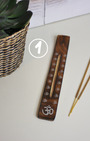 Porte-encens artisanal en bois de manguier sculpté, effet brulé. motifs imprimé Ôm. Un allié de vos médiations, relaxations et rituels spirituels ou tout simplement pour vous aider à parfumer votre espace à l'encens.