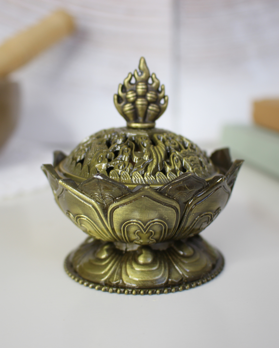 Ce porte-encens en métal représente une fleur de lotus, symbole universel de pureté, de croissance personnelle et de conscience spirituelle. Inspiré de la beauté de cette fleur qui s’épanouit au-dessus des marais, il rappelle que malgré les épreuves et le passé enfoui, chacun peut s’élever vers la lumière et la sérénité.