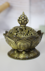 Ce porte-encens en métal représente une fleur de lotus, symbole universel de pureté, de croissance personnelle et de conscience spirituelle. Inspiré de la beauté de cette fleur qui s’épanouit au-dessus des marais, il rappelle que malgré les épreuves et le passé enfoui, chacun peut s’élever vers la lumière et la sérénité.