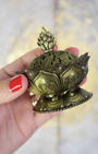 Ce porte-encens en métal représente une fleur de lotus, symbole universel de pureté, de croissance personnelle et de conscience spirituelle. Inspiré de la beauté de cette fleur qui s’épanouit au-dessus des marais, il rappelle que malgré les épreuves et le passé enfoui, chacun peut s’élever vers la lumière et la sérénité.