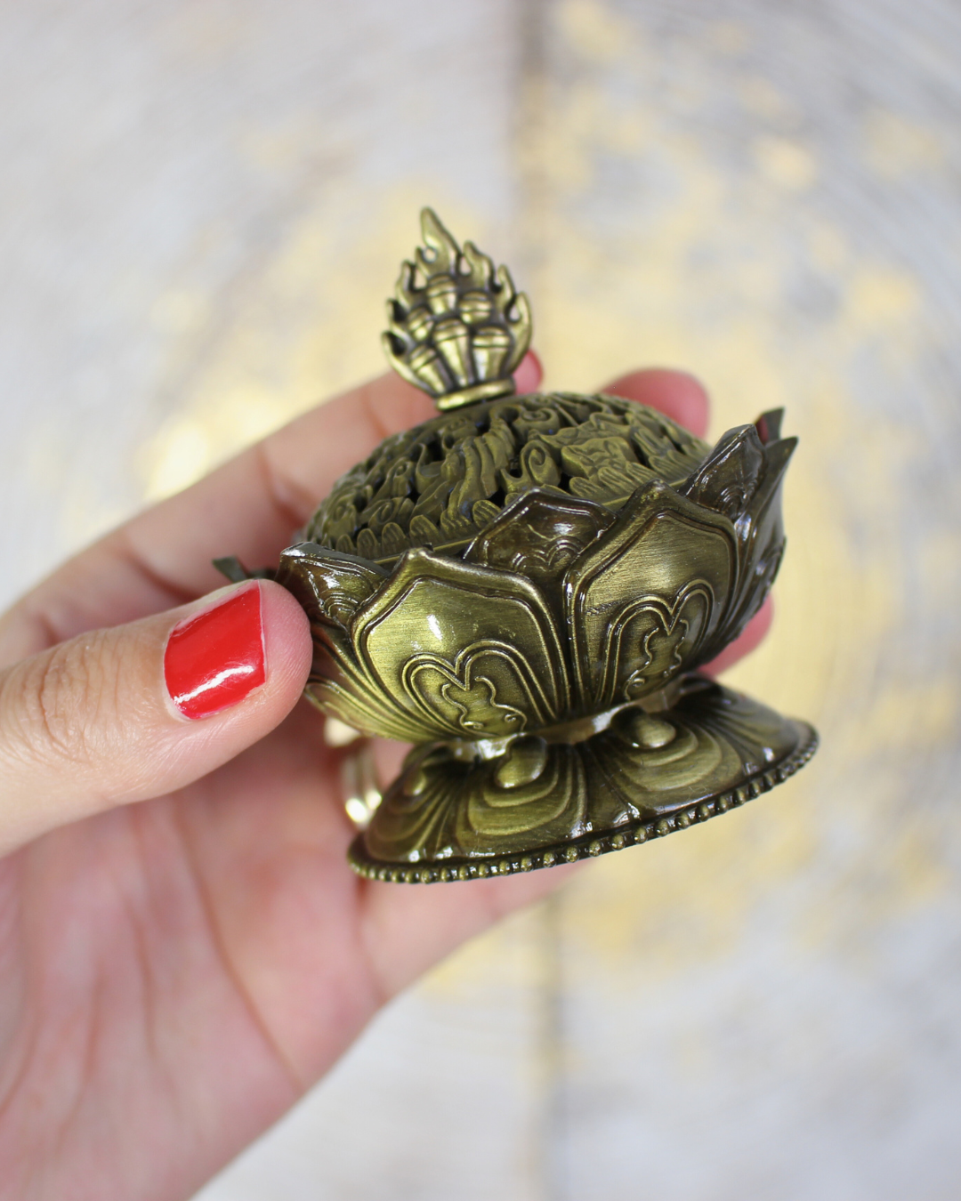 Ce porte-encens en métal représente une fleur de lotus, symbole universel de pureté, de croissance personnelle et de conscience spirituelle. Inspiré de la beauté de cette fleur qui s’épanouit au-dessus des marais, il rappelle que malgré les épreuves et le passé enfoui, chacun peut s’élever vers la lumière et la sérénité.