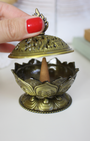 Ce porte-encens en métal représente une fleur de lotus, symbole universel de pureté, de croissance personnelle et de conscience spirituelle. Inspiré de la beauté de cette fleur qui s’épanouit au-dessus des marais, il rappelle que malgré les épreuves et le passé enfoui, chacun peut s’élever vers la lumière et la sérénité.