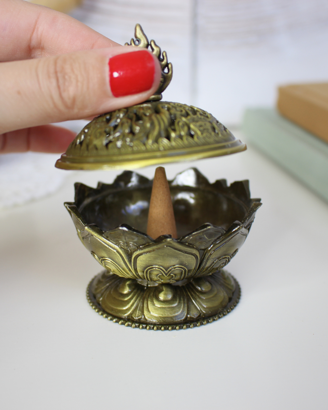 Ce porte-encens en métal représente une fleur de lotus, symbole universel de pureté, de croissance personnelle et de conscience spirituelle. Inspiré de la beauté de cette fleur qui s’épanouit au-dessus des marais, il rappelle que malgré les épreuves et le passé enfoui, chacun peut s’élever vers la lumière et la sérénité.