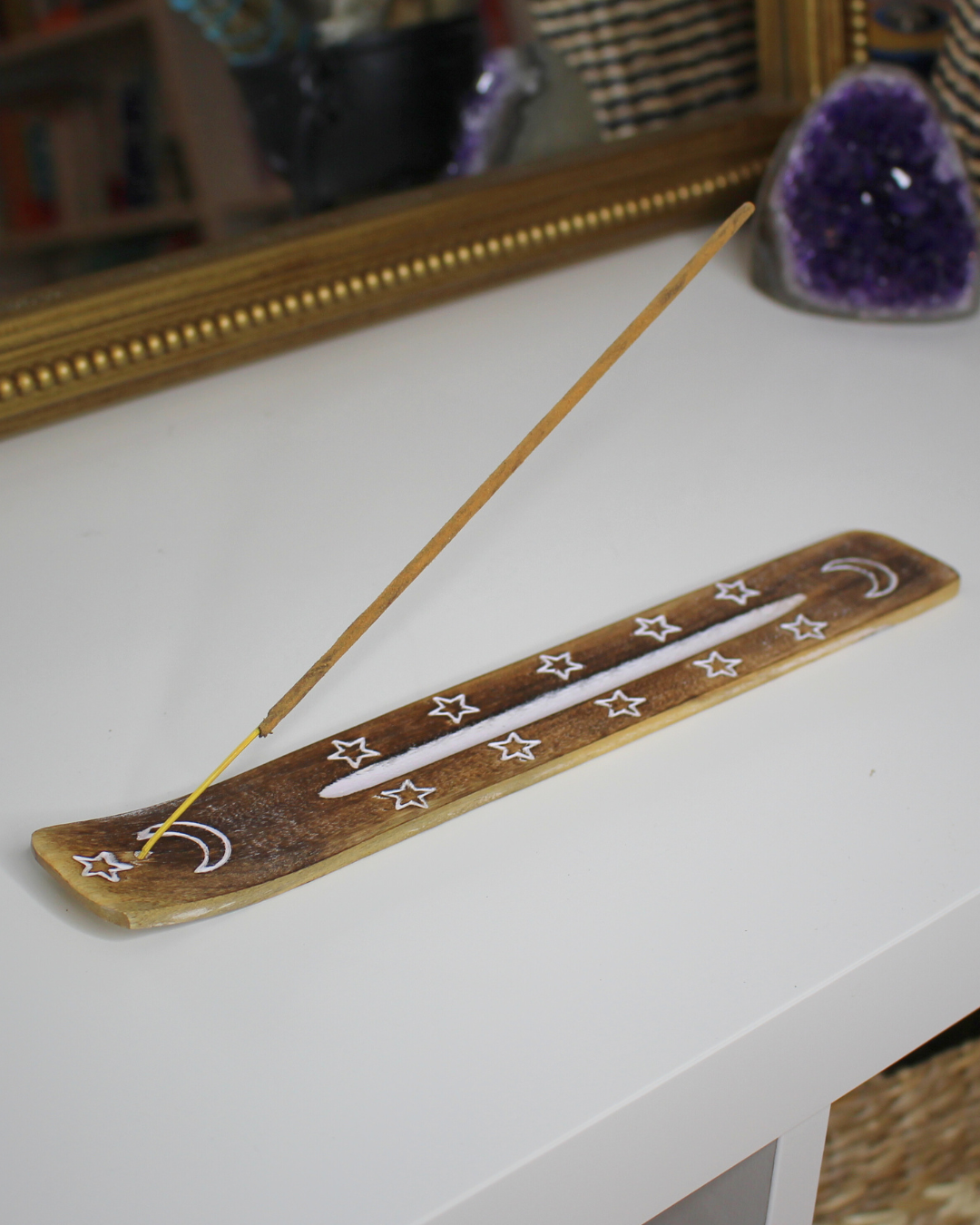 Porte-encens en bois gravé et blanchi, finition délavée. Élégant et épuré, il s’intègre parfaitement à tous les intérieurs et accompagne vos moments de méditation, de relaxation ou de prière. Idéal également pour simplement parfumer votre espace avec de l’encens.