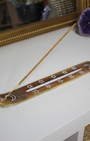 Porte-encens en bois gravé et blanchi, finition délavée. Élégant et épuré, il s’intègre parfaitement à tous les intérieurs et accompagne vos moments de méditation, de relaxation ou de prière. Idéal également pour simplement parfumer votre espace avec de l’encens.