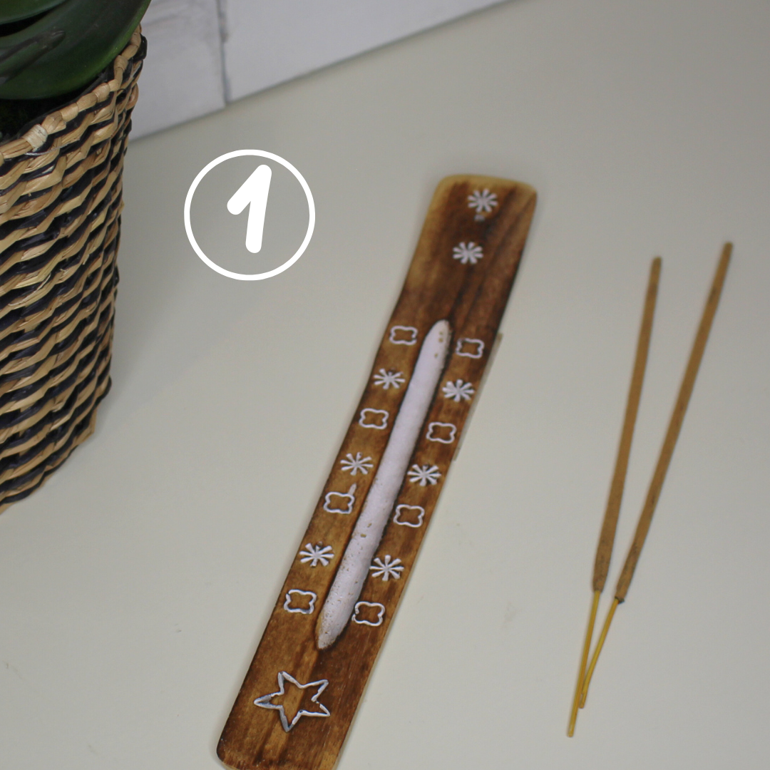 Porte-encens en bois gravé et blanchi, finition délavée.Motif étoile.  Élégant et épuré, il s’intègre parfaitement à tous les intérieurs et accompagne vos moments de méditation, de relaxation ou de prière. Idéal également pour simplement parfumer votre espace avec de l’encens.