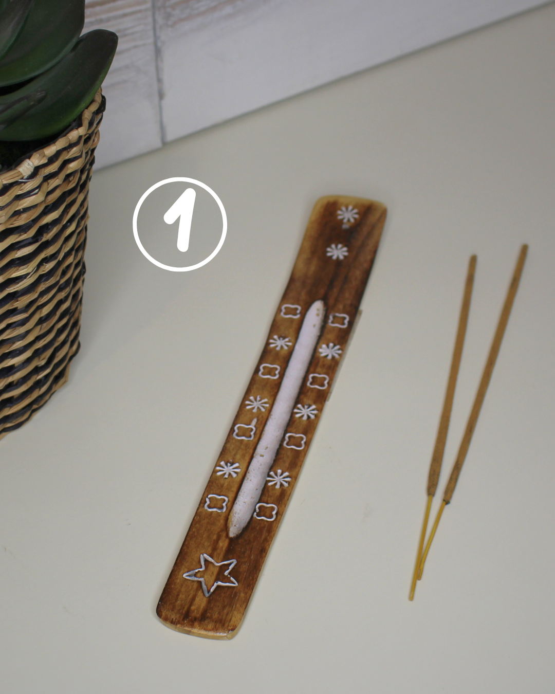 Porte-encens en bois gravé et blanchi, finition délavée.Motif étoile.  Élégant et épuré, il s’intègre parfaitement à tous les intérieurs et accompagne vos moments de méditation, de relaxation ou de prière. Idéal également pour simplement parfumer votre espace avec de l’encens.