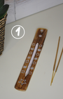 Porte-encens en bois gravé et blanchi, finition délavée.Motif étoile.  Élégant et épuré, il s’intègre parfaitement à tous les intérieurs et accompagne vos moments de méditation, de relaxation ou de prière. Idéal également pour simplement parfumer votre espace avec de l’encens.