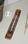 Porte-encens en bois gravé et blanchi, finition délavée. motif soleil. Élégant et épuré, il s’intègre parfaitement à tous les intérieurs et accompagne vos moments de méditation, de relaxation ou de prière. Idéal également pour simplement parfumer votre espace avec de l’encens.