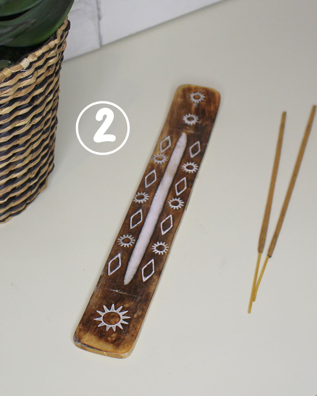 Porte-encens en bois gravé et blanchi, finition délavée. motif soleil. Élégant et épuré, il s’intègre parfaitement à tous les intérieurs et accompagne vos moments de méditation, de relaxation ou de prière. Idéal également pour simplement parfumer votre espace avec de l’encens.