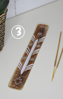 Porte-encens en bois gravé et blanchi, finition délavée. Motif feuille. Élégant et épuré, il s’intègre parfaitement à tous les intérieurs et accompagne vos moments de méditation, de relaxation ou de prière. Idéal également pour simplement parfumer votre espace avec de l’encens.