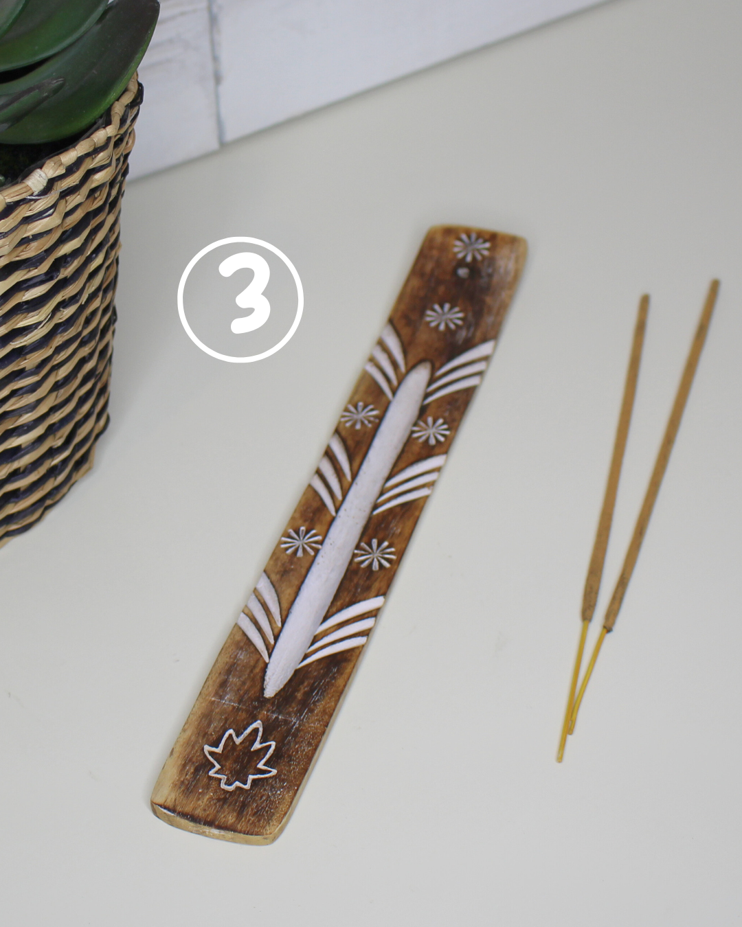 Porte-encens en bois gravé et blanchi, finition délavée. Motif feuille. Élégant et épuré, il s’intègre parfaitement à tous les intérieurs et accompagne vos moments de méditation, de relaxation ou de prière. Idéal également pour simplement parfumer votre espace avec de l’encens.