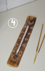 Porte-encens en bois gravé et blanchi, finition délavée. Élégant et épuré, il s’intègre parfaitement à tous les intérieurs et accompagne vos moments de méditation, de relaxation ou de prière. Idéal également pour simplement parfumer votre espace avec de l’encens.