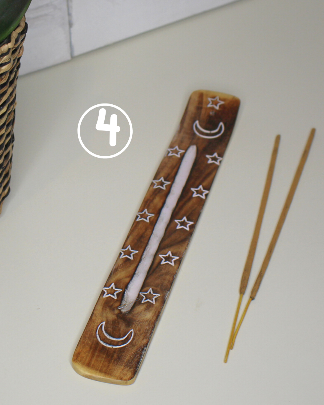 Porte-encens en bois gravé et blanchi, finition délavée. Élégant et épuré, il s’intègre parfaitement à tous les intérieurs et accompagne vos moments de méditation, de relaxation ou de prière. Idéal également pour simplement parfumer votre espace avec de l’encens.