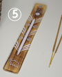 Porte-encens en bois gravé et blanchi, finition délavée. Motif éléphant. Élégant et épuré, il s’intègre parfaitement à tous les intérieurs et accompagne vos moments de méditation, de relaxation ou de prière. Idéal également pour simplement parfumer votre espace avec de l’encens.