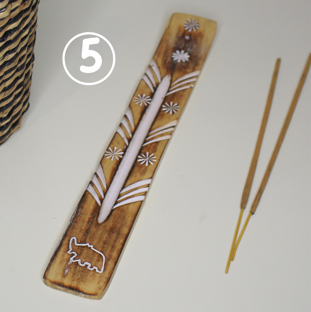Porte-encens en bois gravé et blanchi, finition délavée. Motif éléphant. Élégant et épuré, il s’intègre parfaitement à tous les intérieurs et accompagne vos moments de méditation, de relaxation ou de prière. Idéal également pour simplement parfumer votre espace avec de l’encens.