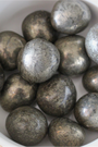 La pyrite, surnommée « l’or des fous », est une pierre naturelle au brillant doré métallique. Elle est  réputée pour attirer l’abondance, stimuler la réussite professionnelle et soutenir les projets financiers. 