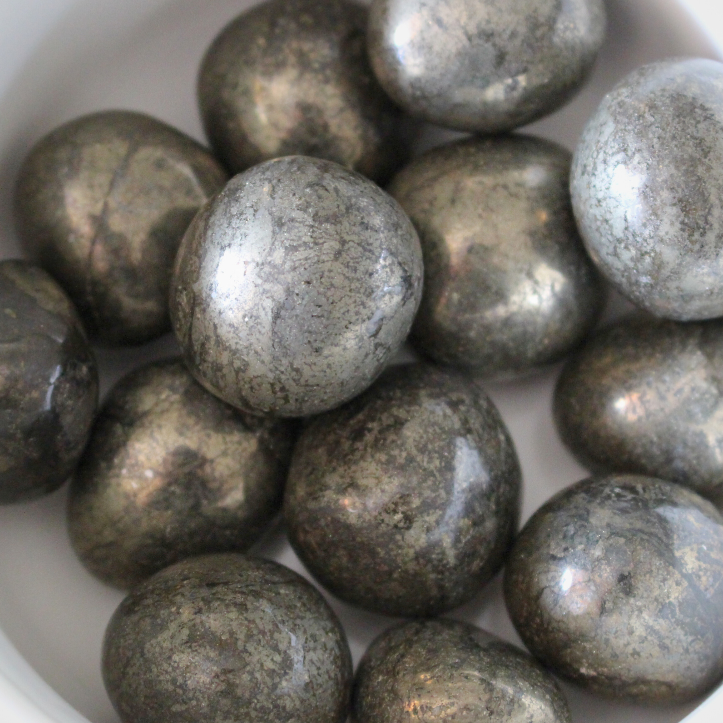 La pyrite, surnommée « l’or des fous », est une pierre naturelle au brillant doré métallique. Elle est  réputée pour attirer l’abondance, stimuler la réussite professionnelle et soutenir les projets financiers. 