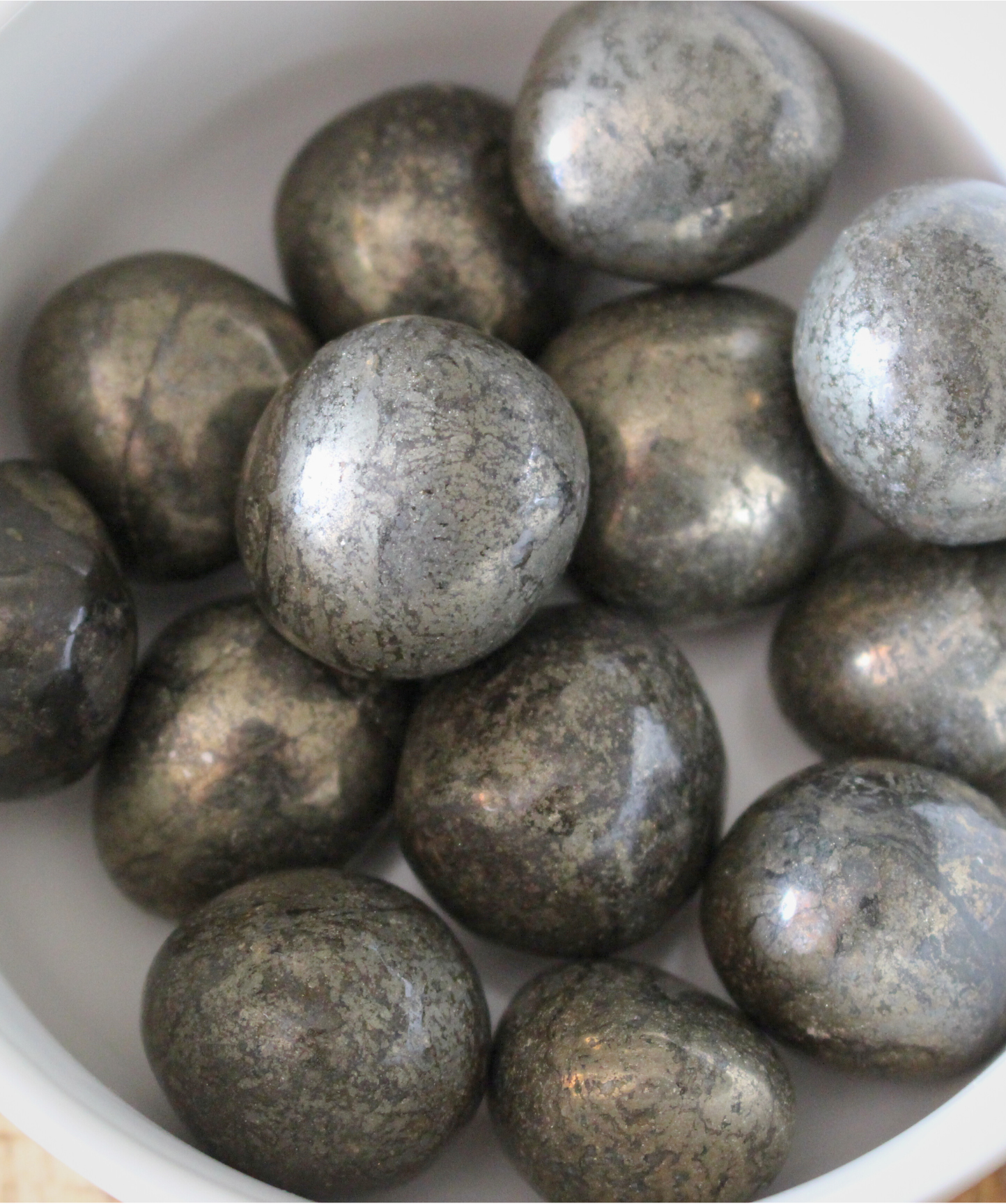 La pyrite, surnommée « l’or des fous », est une pierre naturelle au brillant doré métallique. Elle est  réputée pour attirer l’abondance, stimuler la réussite professionnelle et soutenir les projets financiers. 