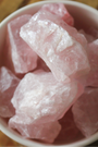 Le quartz rose est la pierre de l’amour inconditionnel et de la tendresse. Cette pierre brute naturelle séduit par sa belle couleur rose pâle, douce et apaisante. Elle accompagne parfaitement les moments de calme, les méditations ou les pratiques de bien-être. 
