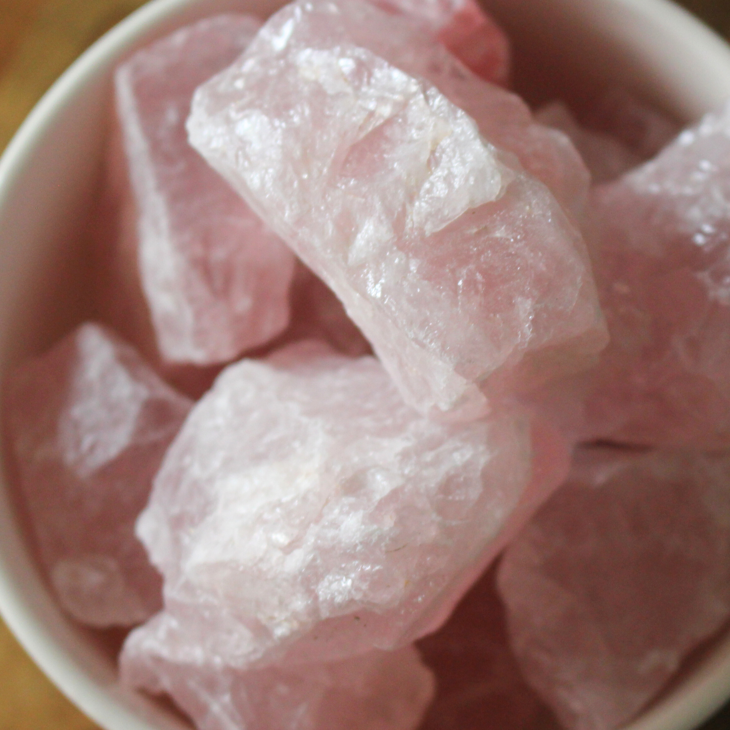 Le quartz rose est la pierre de l’amour inconditionnel et de la tendresse. Cette pierre brute naturelle séduit par sa belle couleur rose pâle, douce et apaisante. Elle accompagne parfaitement les moments de calme, les méditations ou les pratiques de bien-être. 
