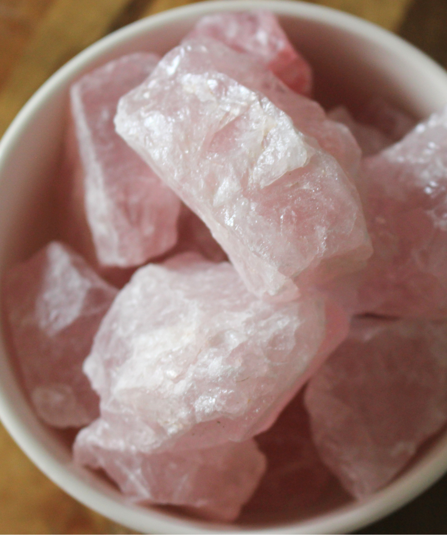 Le quartz rose est la pierre de l’amour inconditionnel et de la tendresse. Cette pierre brute naturelle séduit par sa belle couleur rose pâle, douce et apaisante. Elle accompagne parfaitement les moments de calme, les méditations ou les pratiques de bien-être. 
