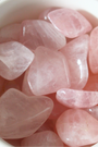 Le quartz rose est la pierre de l’amour inconditionnel et de la tendresse. Cette pierre roulée naturelle séduit par sa belle couleur rose pâle, douce et apaisante. Elle accompagne parfaitement les moments de calme, les méditations ou les pratiques de bien-être. Petite et pratique, elle se glisse facilement dans la poche, le sac ou sous l’oreiller pour bénéficier de son énergie tout au long de la journée et de la nuit.