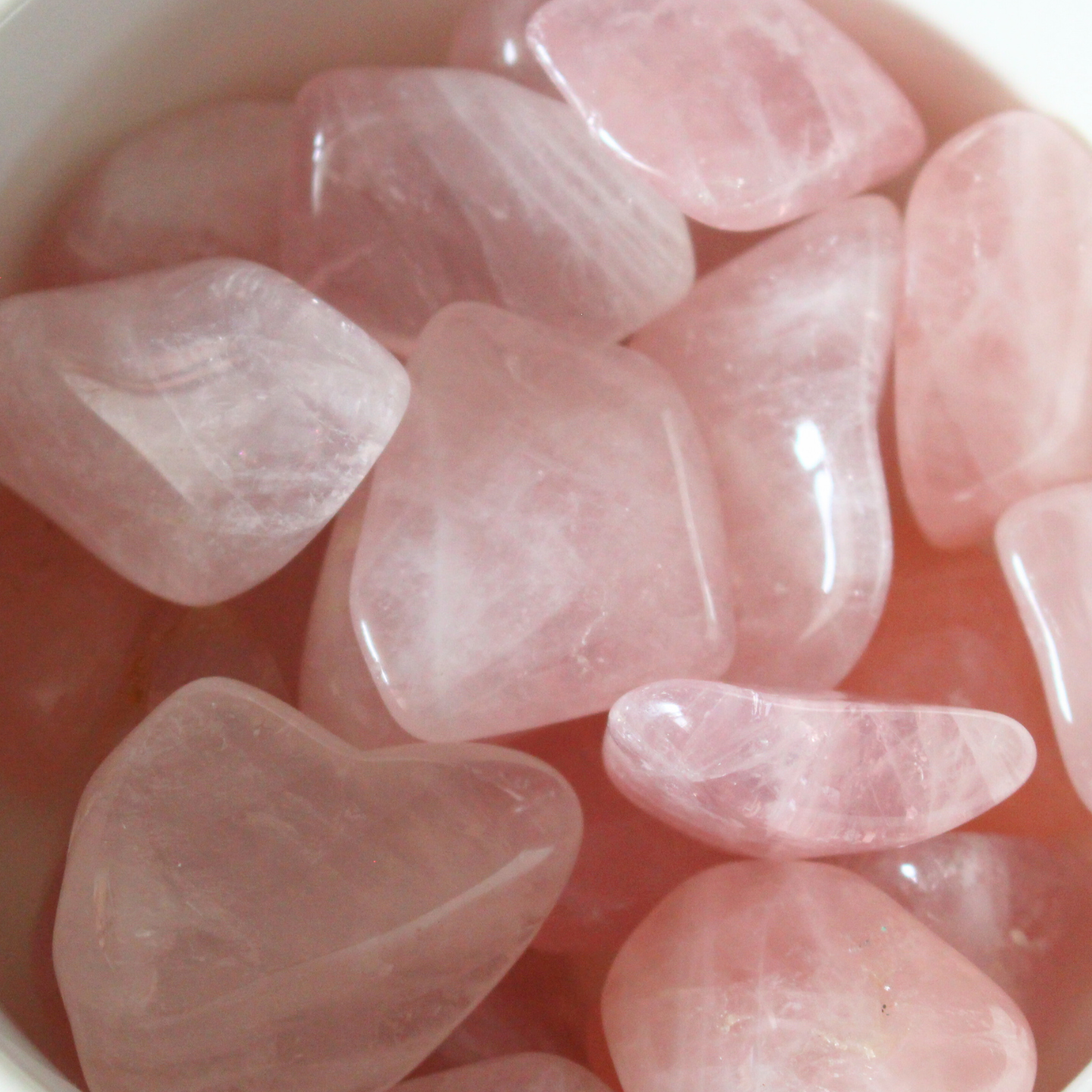 Le quartz rose est la pierre de l’amour inconditionnel et de la tendresse. Cette pierre roulée naturelle séduit par sa belle couleur rose pâle, douce et apaisante. Elle accompagne parfaitement les moments de calme, les méditations ou les pratiques de bien-être. Petite et pratique, elle se glisse facilement dans la poche, le sac ou sous l’oreiller pour bénéficier de son énergie tout au long de la journée et de la nuit.